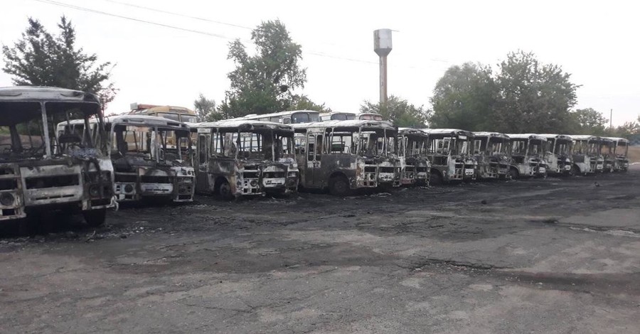 Сгорели 12 автобусов: полиция Черкасской области заподозрила поджог