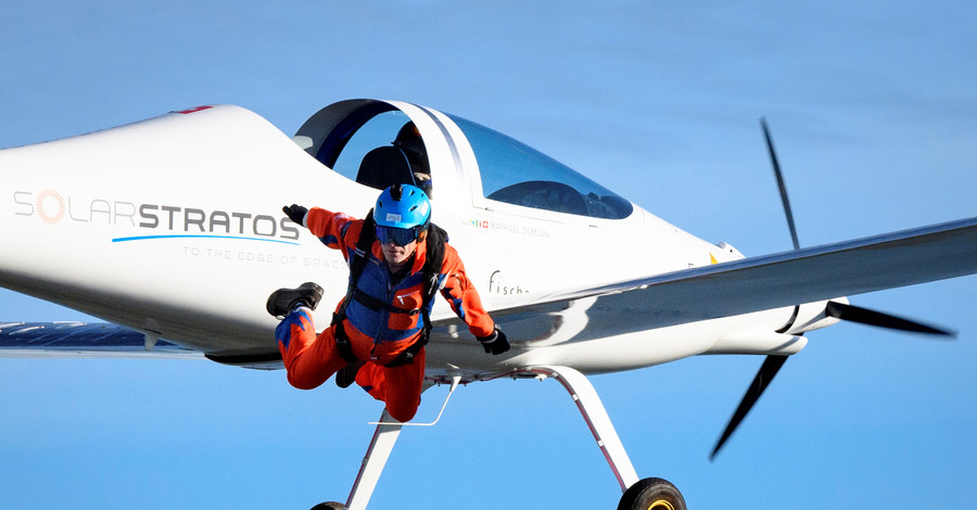 Швейцарец совершил первый в мире прыжок с парашютом с самолета, работающего на солнечных батареях 