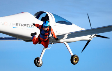 Швейцарец совершил первый в мире прыжок с парашютом с самолета, работающего на солнечных батареях 