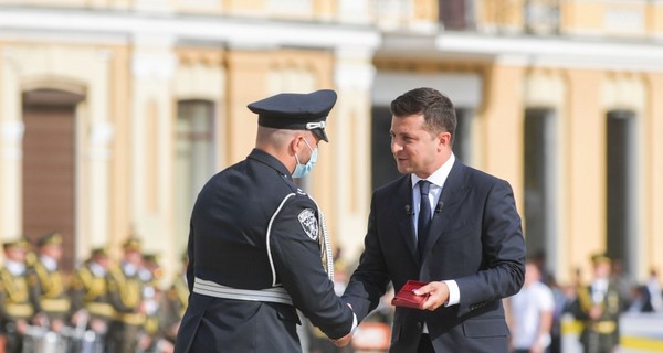 Зеленский раздал награды в День Независимости артистам, военным и медикам