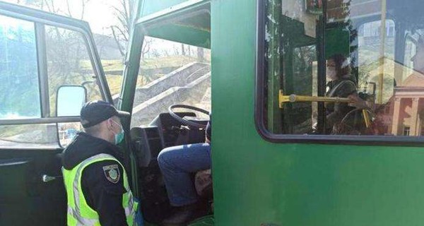 В Черновцах полицейские остановили общественный транспорт, проигнорировав решение горсовета