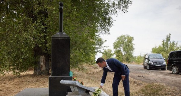 Зеленский приехал на место гибели Кузьмы Скрябина и возложил цветы