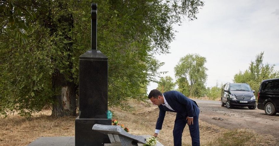 Зеленский приехал на место гибели Кузьмы Скрябина и возложил цветы