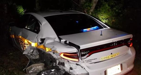В США Tesla протаранила авто шерифа, пока водитель смотрел кино