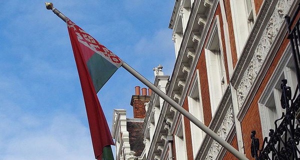 Украина приостановила дипломатические контакты с Беларусью