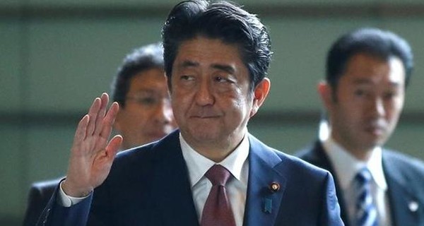 Премьер-министр Японии ушел в отставку, извинившись перед народом