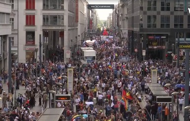 В Берлине полиция разгоняет участника марша против 