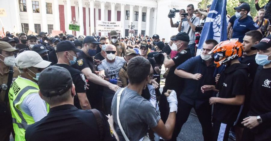 В Одессе акция ЛГБТ закончилась потасовкой с националистами и полицией