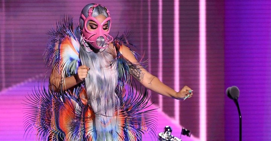 Рога, розовый латекс и стразы: Леди Гага показала шесть необычных масок на церемонии Video Music Awards 2020