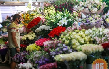 Продавцы цветов о первом сентября: Букеты берут слабо - отношение к учителям уже не то