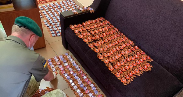 У гражданки Украины, вернувшейся из РФ, изъяли партию георгиевских лент и триколоров