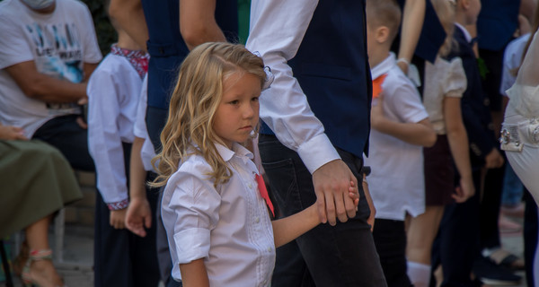 1 сентября в регионах: в Харькове детей вывезли в сосновый бор, а в Днепре – выстроили в линейки