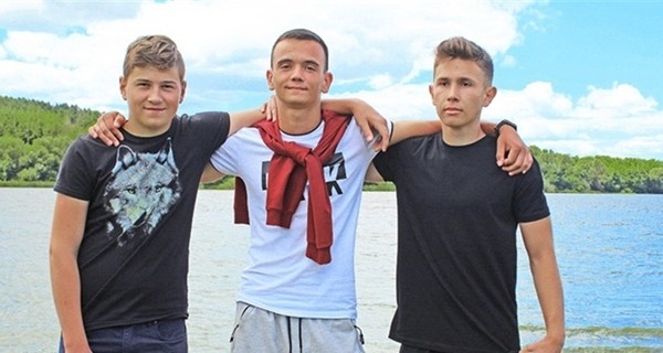 Зеленский 1 сентября наградил трех подростков, которые летом спасли тонущую женщину