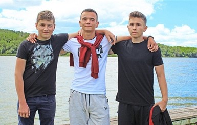 Зеленский 1 сентября наградил трех подростков, которые летом спасли тонущую женщину