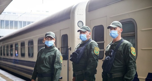 В поездах появились охранники с наручниками и дубинками