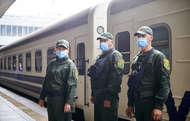 В поездах появились охранники с наручниками и дубинками
