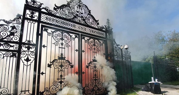 Сторонники Стерненко с файерами требовали переноса суда в Киев