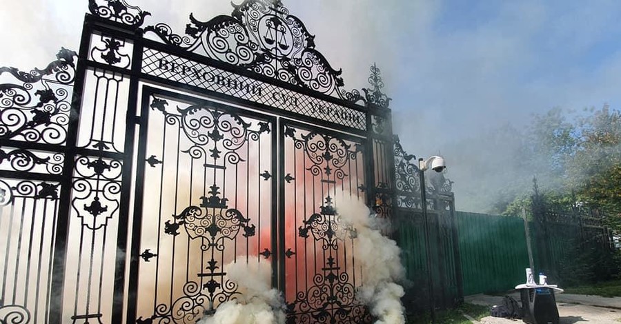 Сторонники Стерненко с файерами требовали переноса суда в Киев