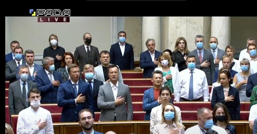 Рада открылась с депутатами без масок и под гимн в исполнении хора Веревки 