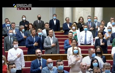 Рада открылась с депутатами без масок и под гимн в исполнении хора Веревки 