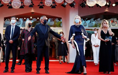 Открытие Венецианского кинофестиваля: Суинтон в карнавальной маске, а Бланшетт в старом наряде