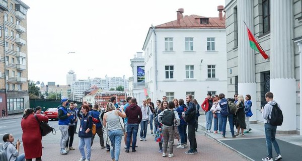 В Беларуси отпустили задержанного фотографа, который вышел на акцию в поддержку коллег