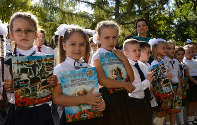 Они другой жизни не знают: в школы Донецка пошли дети войны 