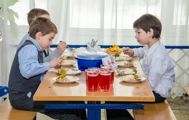 Массовое отравление в школе на Ровенщине: пострадали 68 детей