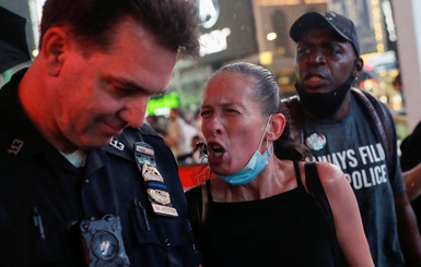 В США протестуют из-за убийства копами второго темнокожего: полицейские ранены, восемь демонстрантов арестованы