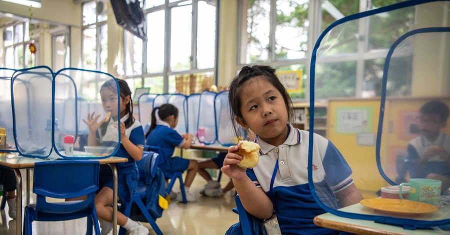 В Британии за шутки о коронавирусе могут исключить из школы, а в Китае ученики сидят в защитных боксах