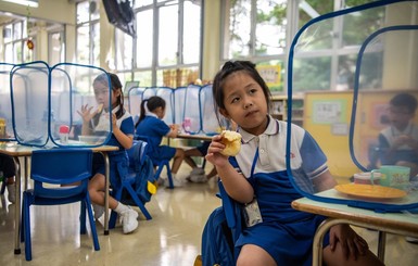 В Британии за шутки о коронавирусе могут исключить из школы, а в Китае ученики сидят в защитных боксах