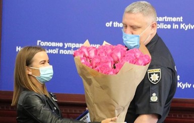 В Киеве полиция отблагодарила женщину, которая нашла ребенка в сумке