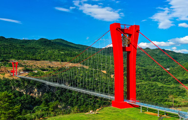 В Китае открыли самый длинный в мире подвесной стеклянный мост