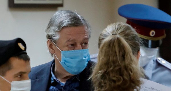 Сукачев, Охлобыстин и Джигурда приехали поддержать Ефремова в зале суда