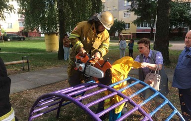 Киевским спасателям пришлось вырезать голову ребенка из металлической лестницы