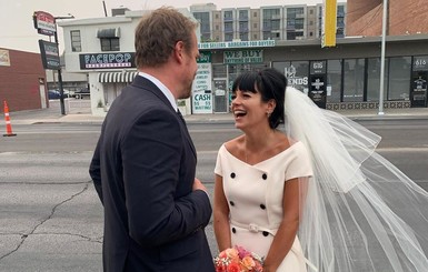 Лили Аллен и Дэвид Харбор показали фото своей необычной свадьбы