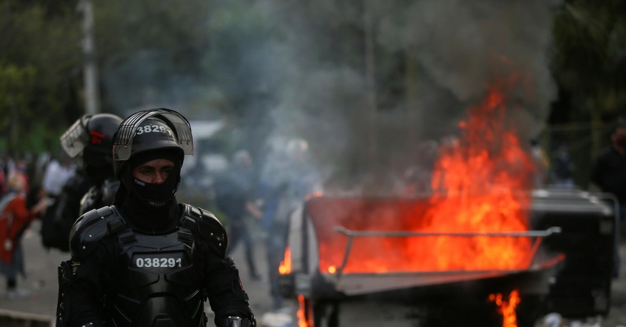 На протестах в Колумбии, жителя которой пытали полицейские, погибли люди