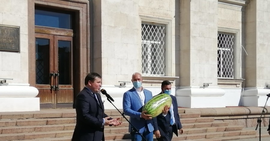 Губернатор Херсона подарил премьеру Шмыгалю 27-килограммовый арбуз