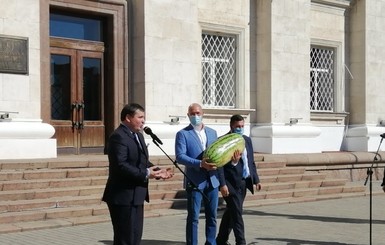 Губернатор Херсона подарил премьеру Шмыгалю 27-килограммовый арбуз