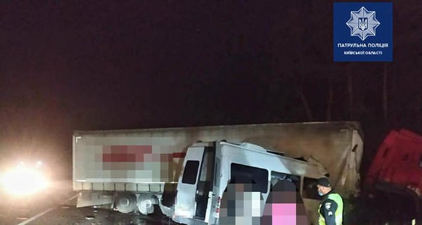 Под Киевом столкнулись два грузовика, микроавтобус и авто. Погибли  5 человек