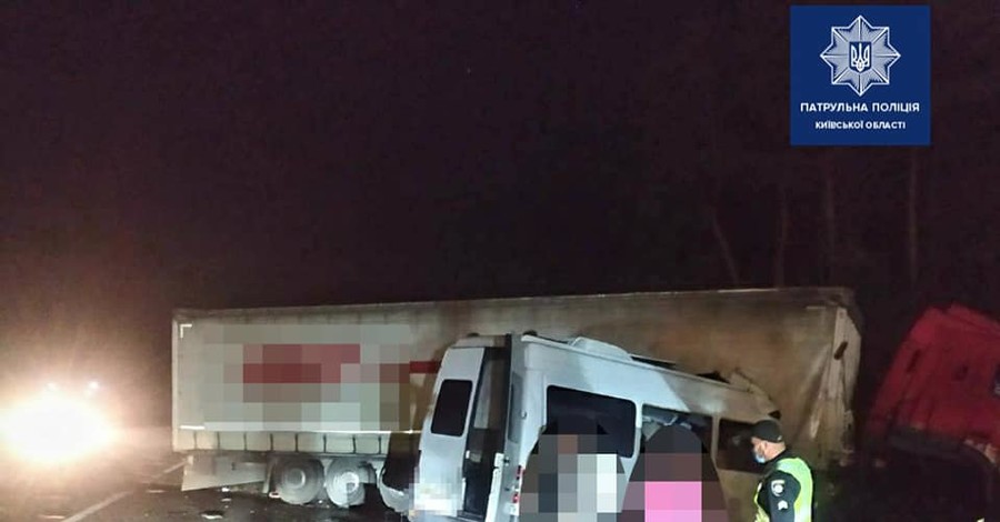 Под Киевом столкнулись два грузовика, микроавтобус и авто. Погибли  5 человек