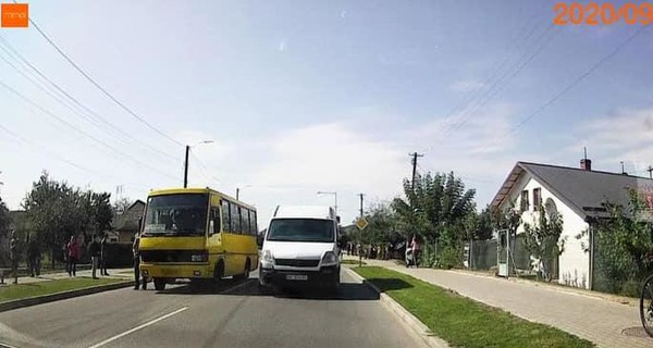 На Львовщине водитель автобуса под кайфом сбил школьницу