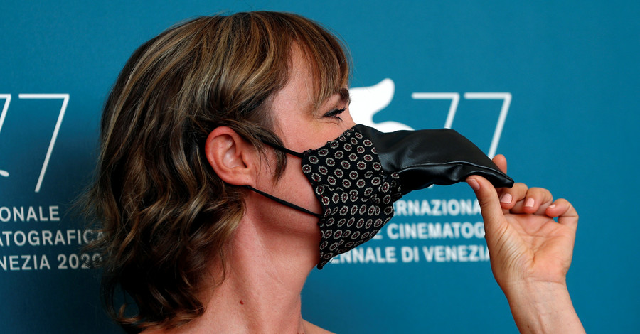 Простые и экстравагантные: какие маски выбрали звезды для Венецианского кинофестиваля