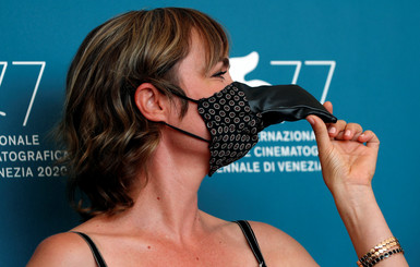 Простые и экстравагантные: какие маски выбрали звезды для Венецианского кинофестиваля