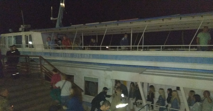 В Черкассах посреди Днепра заглох теплоход: спасатели эвакуировали более 80 человек