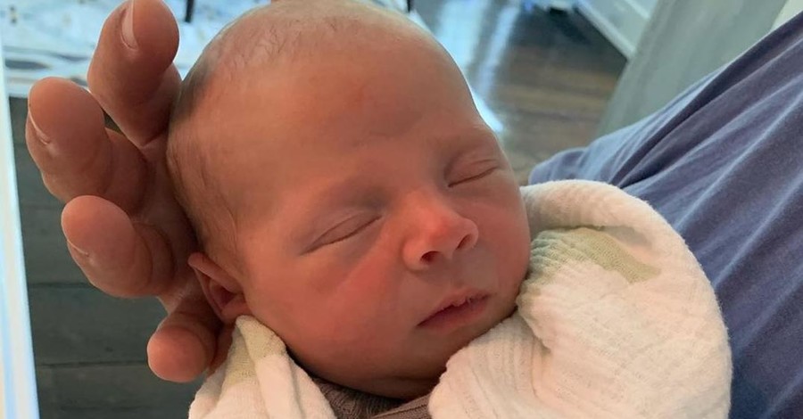 Пользователи умилились новым фото новорожденного сына Алека Болдуина: 