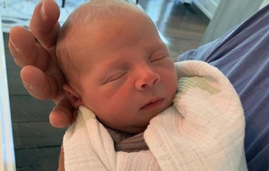 Пользователи умилились новым фото новорожденного сына Алека Болдуина: 