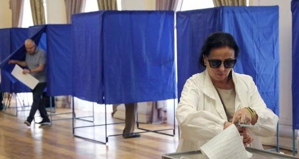 Столы без ткани и разметка на участках: Кабмин утвердил противоэпидемические меры на время выборов