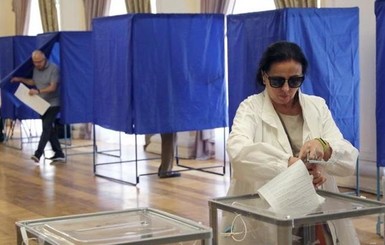 Столы без ткани и разметка на участках: Кабмин утвердил противоэпидемические меры на время выборов