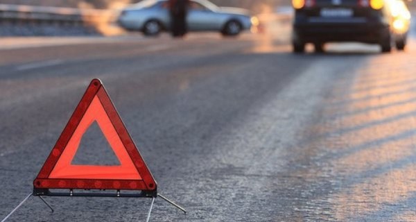 На трассе Львов-Ужгород автомобиль сбил дорожных работников: один из них погиб, второй - в больнице